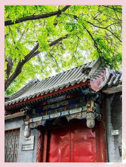 北京帽儿胡同夏季国槐抱鼓石门墩光影图