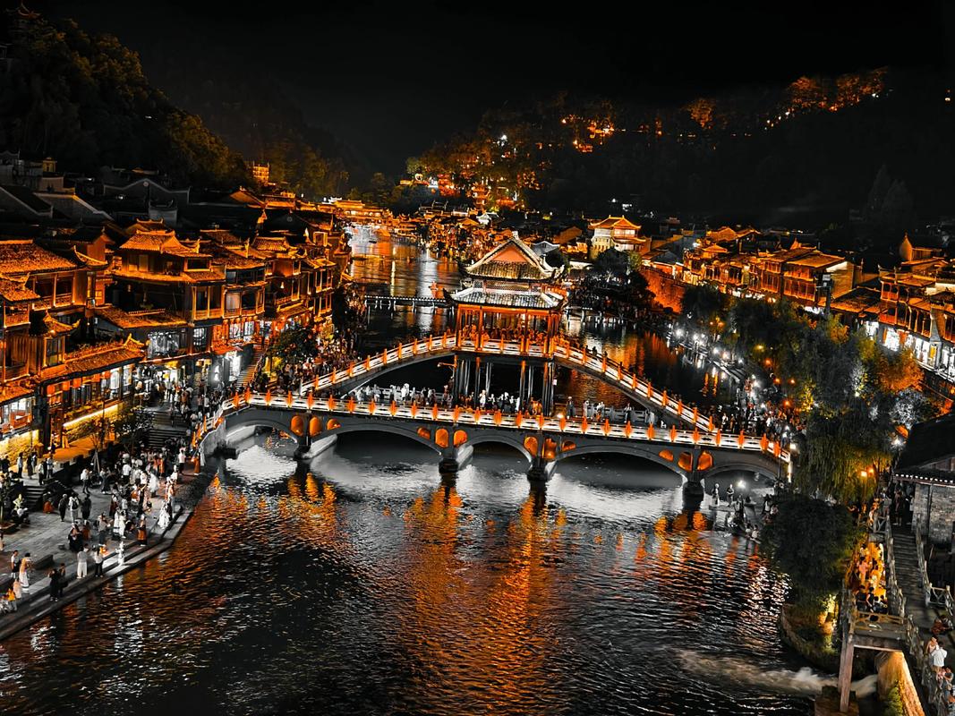 凤凰古城沱江泛舟夜景