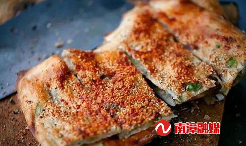 湖北南漳春秋寨景区山下刚烤好的猪油饼