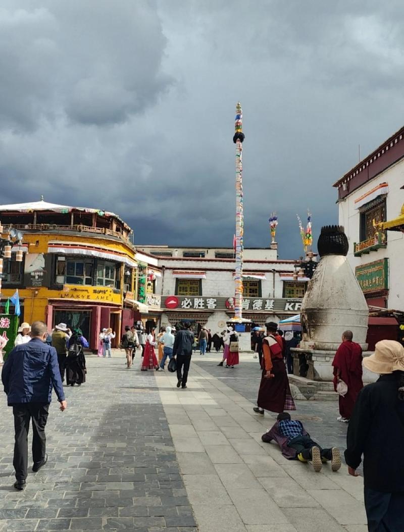 拉萨八廓街游客慢走观光休息场景