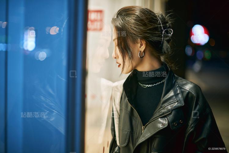 利用橱窗光拍摄夜景人像技巧