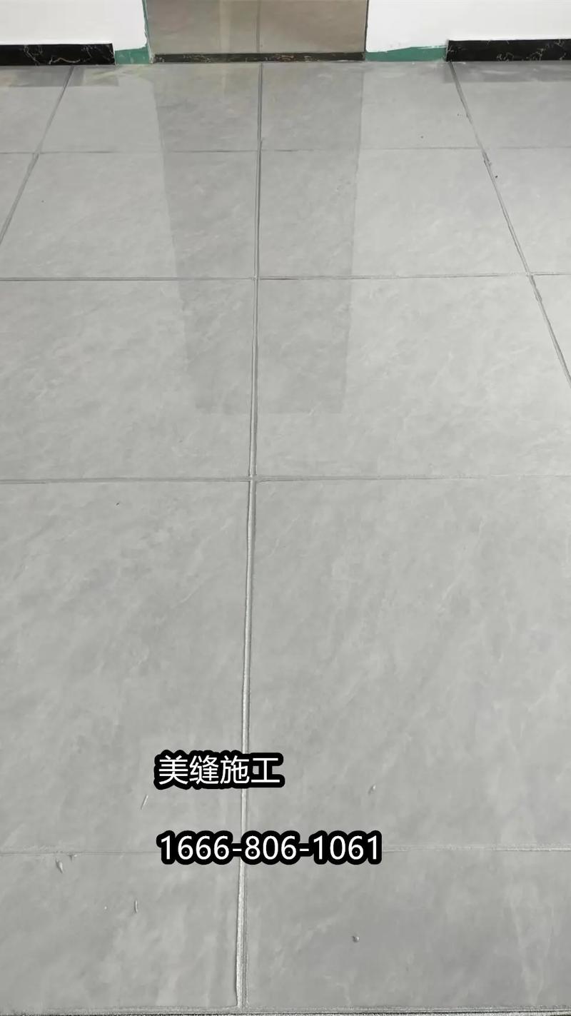 工人正在为灰色瓷砖填环氧彩砂