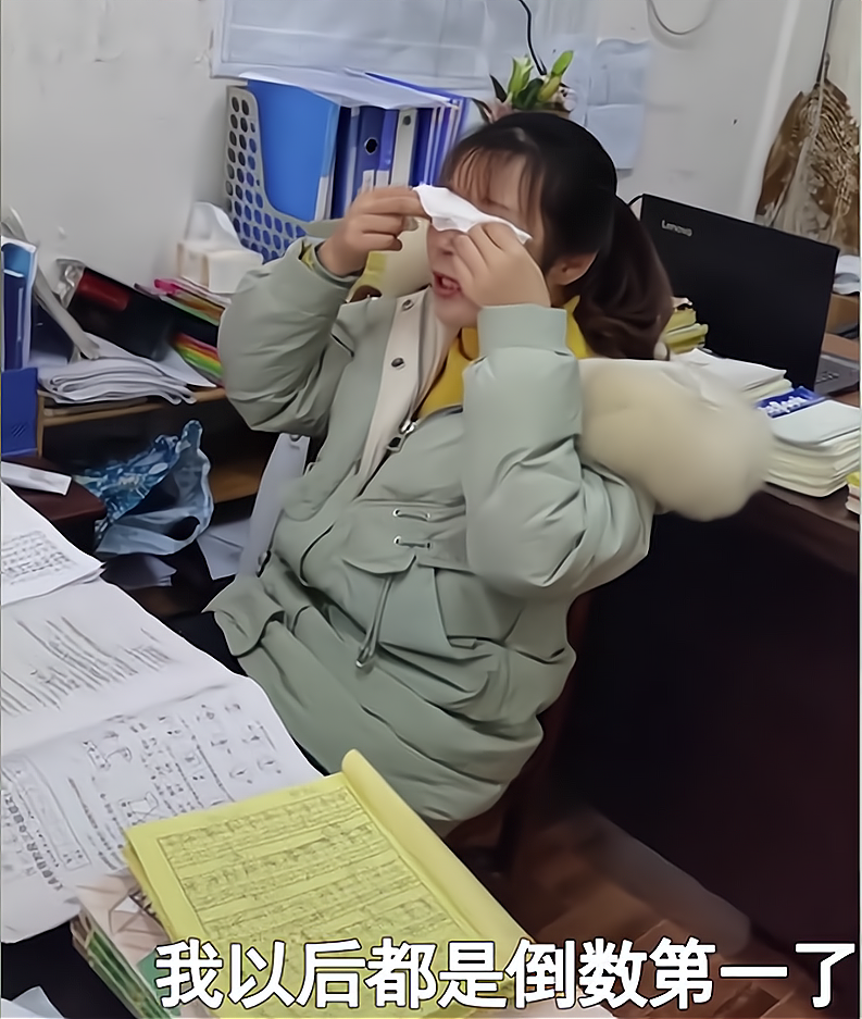办公室年轻教师伏案擦眼泪场景