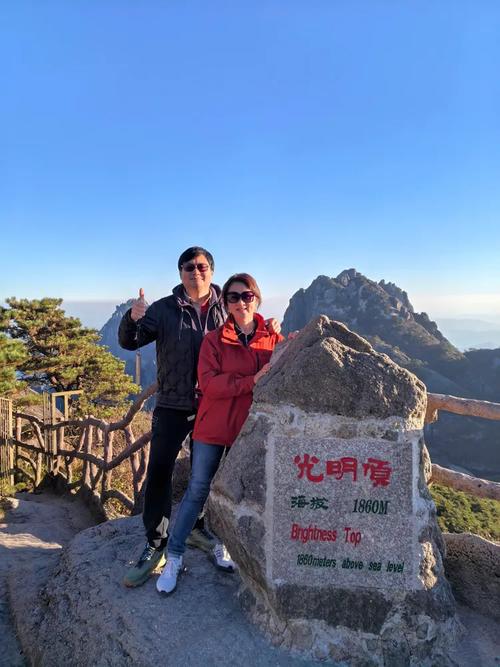 黄山光明顶游客扎堆在石刻旁排队拍照