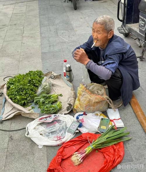 昆明老街清晨卖菜老人