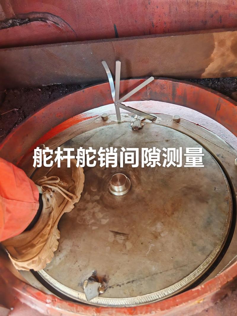 维修师傅塞尺测量膨胀阀间隙实拍