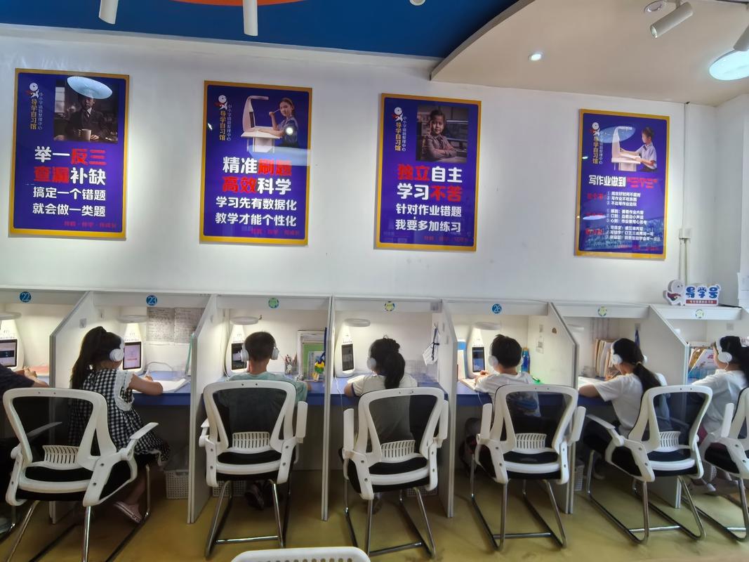 闭店AI自习室门口维权人群现场图
