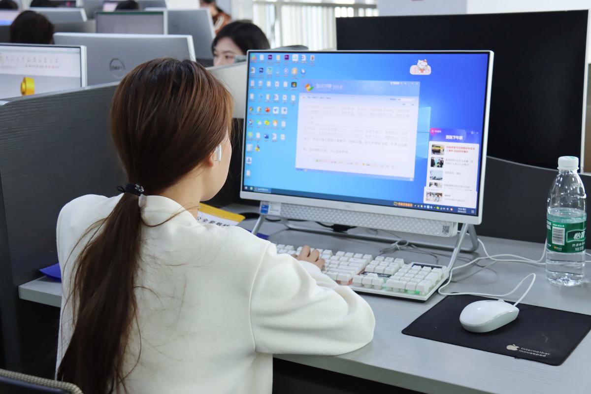 大学生在小公司实战操作电脑多个任务窗口