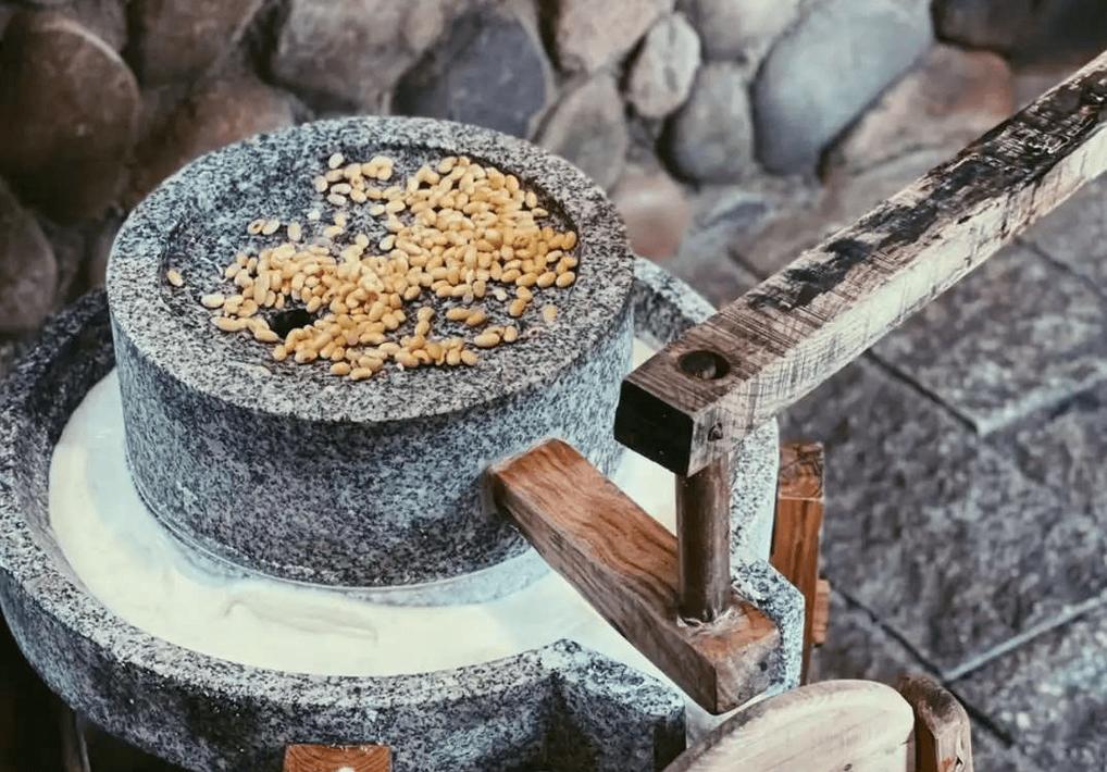青石磨盘与黄豆