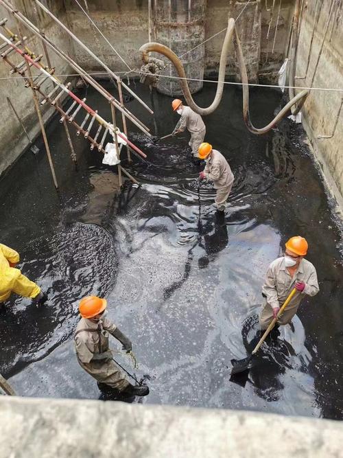 印染厂沉淀池排出工业污泥现场