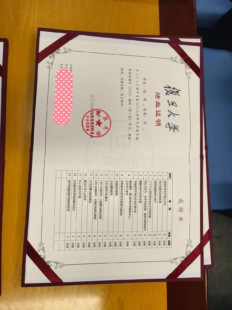 大学生书架上积灰的证书