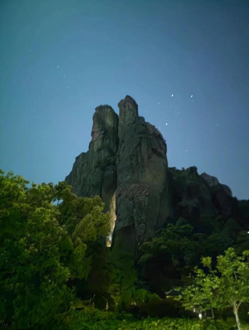 雁荡山灵峰夫妻峰月夜景观