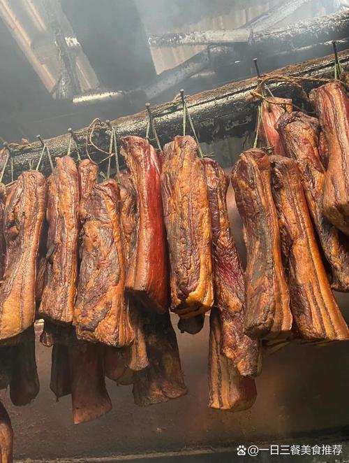 土家族吊脚楼架空层悬挂柏枝熏制的腊肉