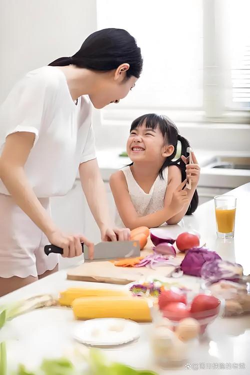 母亲在温馨厨房里一边切菜一边与青春期女儿听取早恋烦恼的温馨场景图