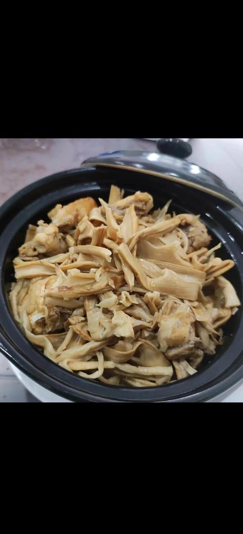 南漳板桥镇农户家腊蹄子炖干笋盛在土陶锅里