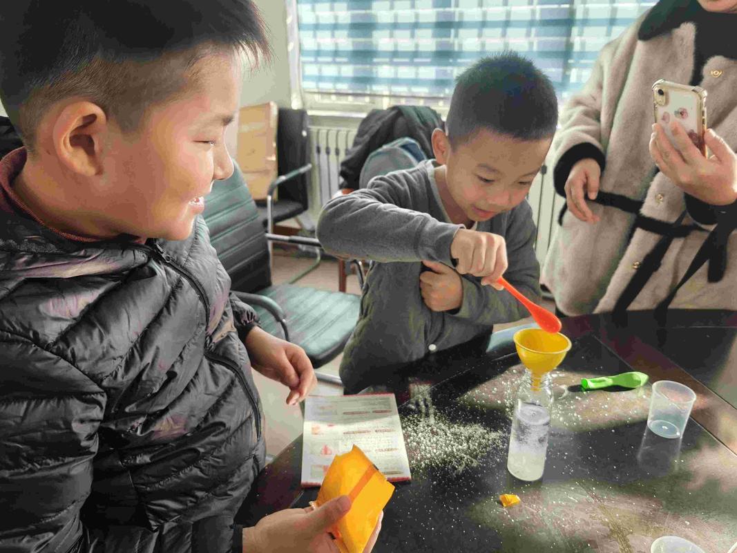 中小学生做家庭科学实验实拍场景