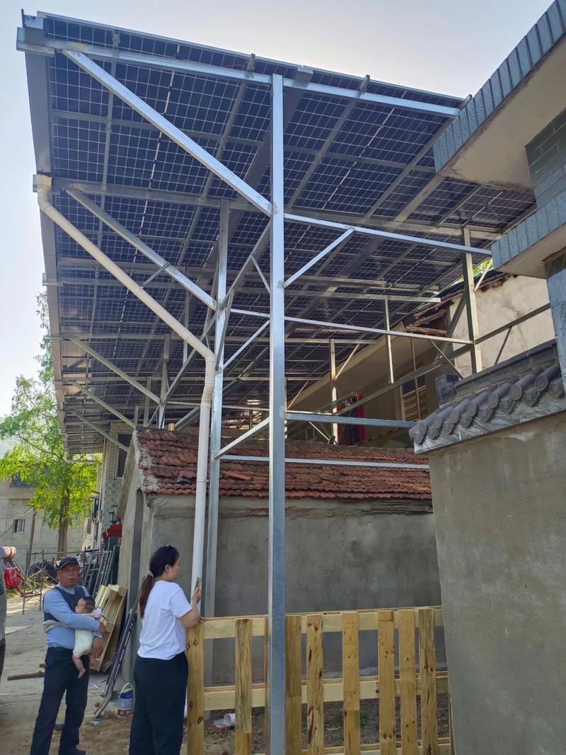 现代太阳能瓦片屋顶安装实景