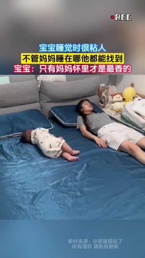 躲在妈妈身后露出半张脸的害羞宝宝