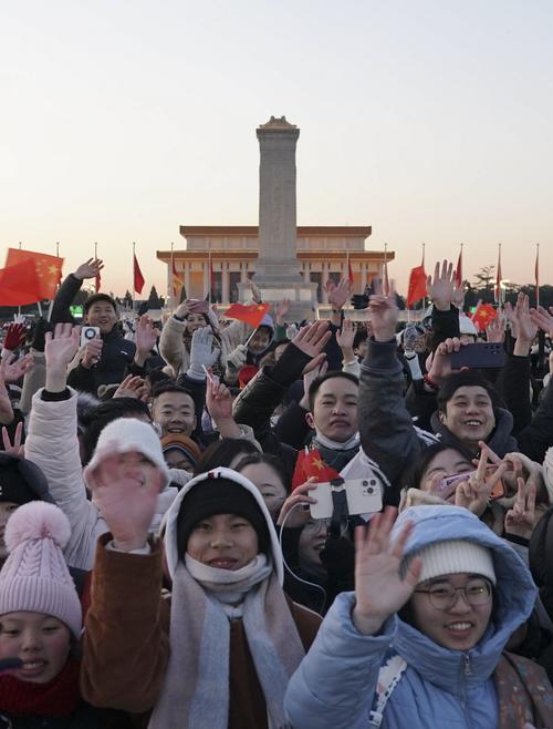 老照片里天安门广场升国旗的人群