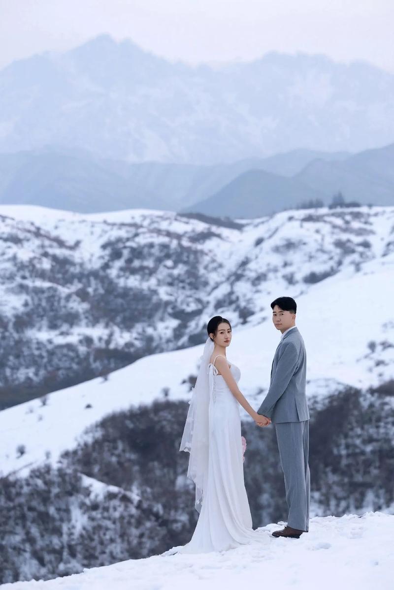 新人自拍旅行结婚雪地拥吻照