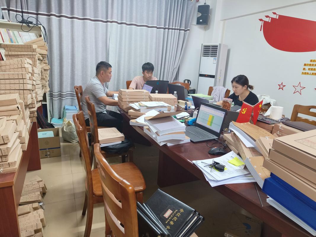会计事务所审计员正在查阅堆积如山的文件