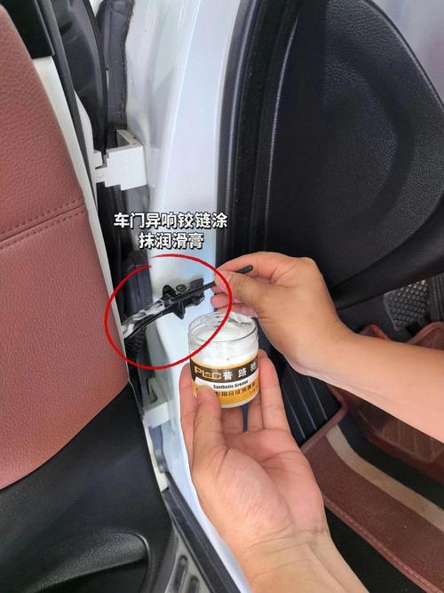 装修铁门合页机油润滑保养操作特写图