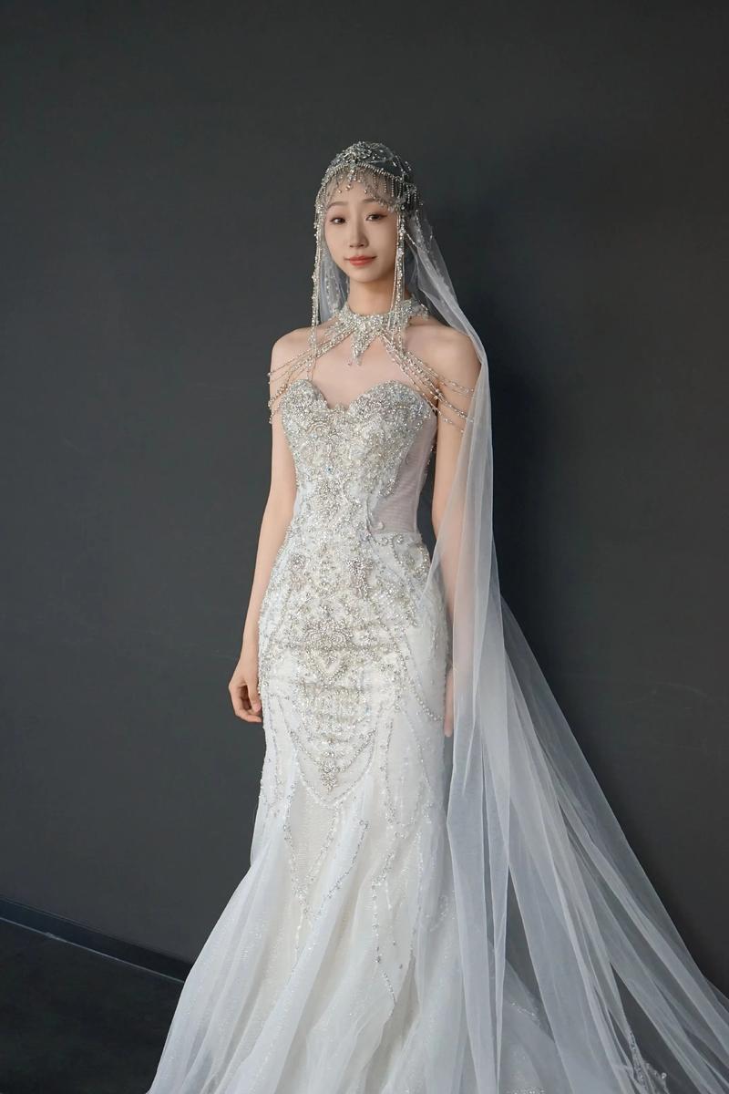 沙漏型身材新娘穿鱼尾婚纱效果