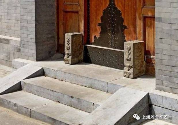 峨眉山金顶钟楼旁石廊的木质门槛