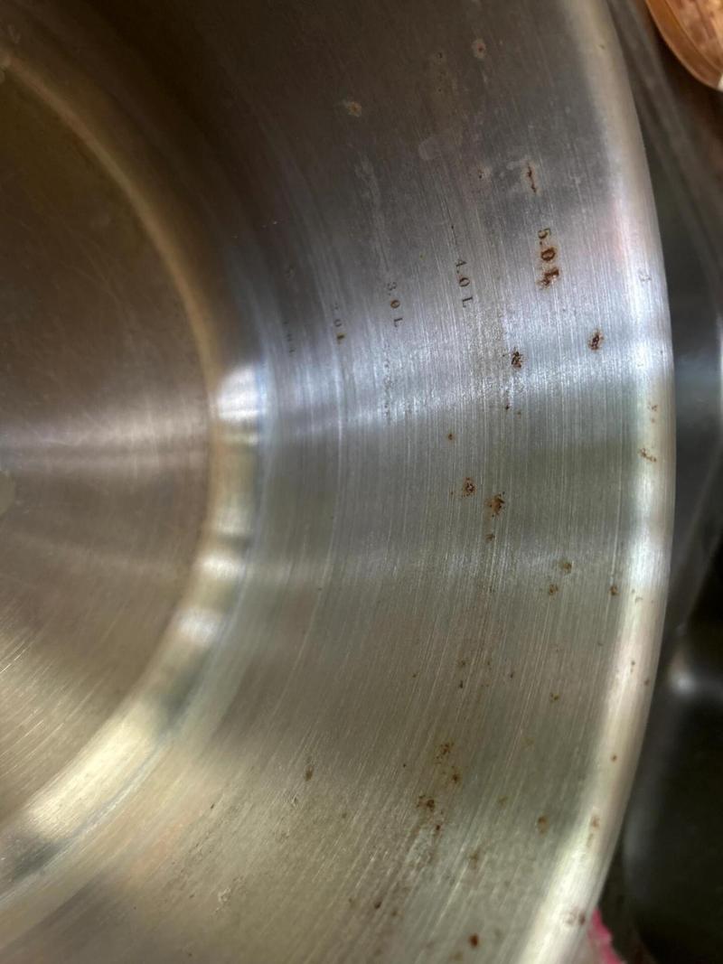 被腐蚀出黄褐色斑点的不锈钢餐具