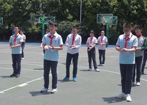 中学生佩戴心率监测设备上体育课