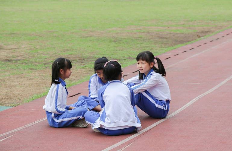 中小学校长课间和学生蹲坐聊天场景