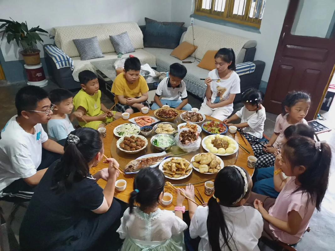 温馨家庭围坐餐桌开会议 孩子积极发言 蜡烛氛围