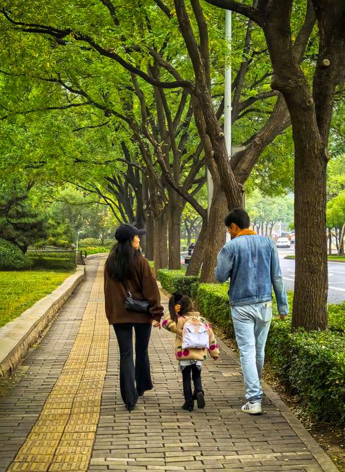 南京老门东巷子里家长带孩子散步的日常场景