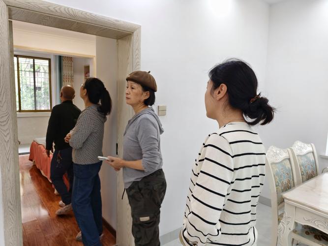 小区邻里相邻权纠纷常见场景实拍图