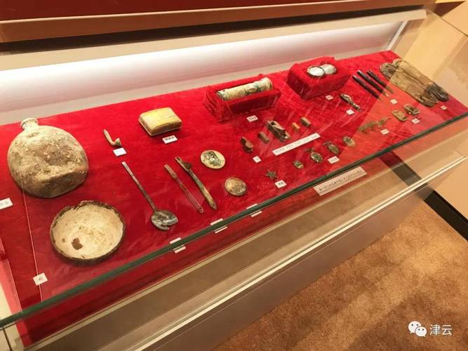 南漳报信坡红色文化陈列馆烈士遗物展柜
