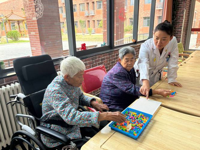 养老机构专业康复训练场景图
