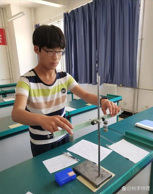 初中物理课上学生跟着老师做参照物小实验