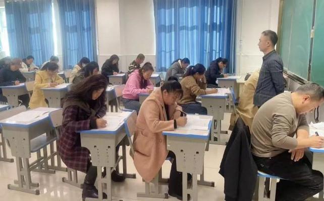 某地教师编制考试现场等待的人群