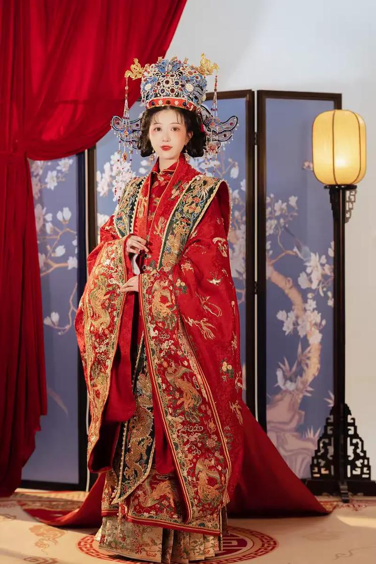 明制汉服婚礼新娘凤冠霞帔红嫁衣细节实拍