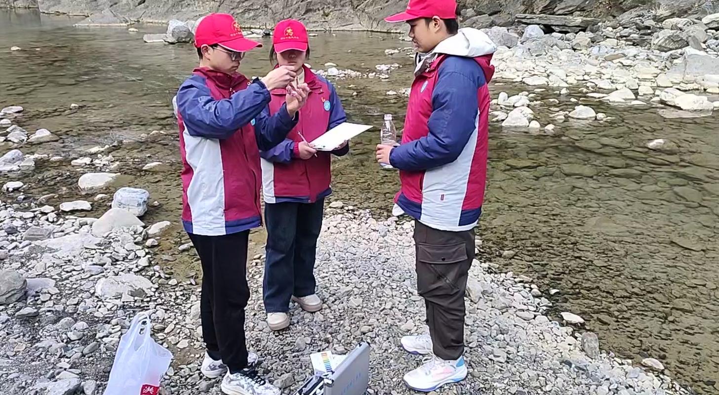 中学生家乡河生态考察校本课程户外记录场景