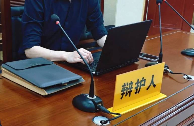 法庭刑事辩护律师出示辩护权法律意见书现场
