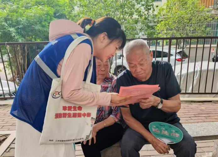 老年人在小区保健品推销现场拿宣传页