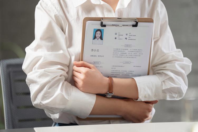求职者拿着简历自信回答压力面试问题，手边放着一杯水