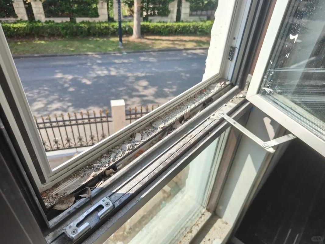 清洁窗户槽内水泥渣的方法