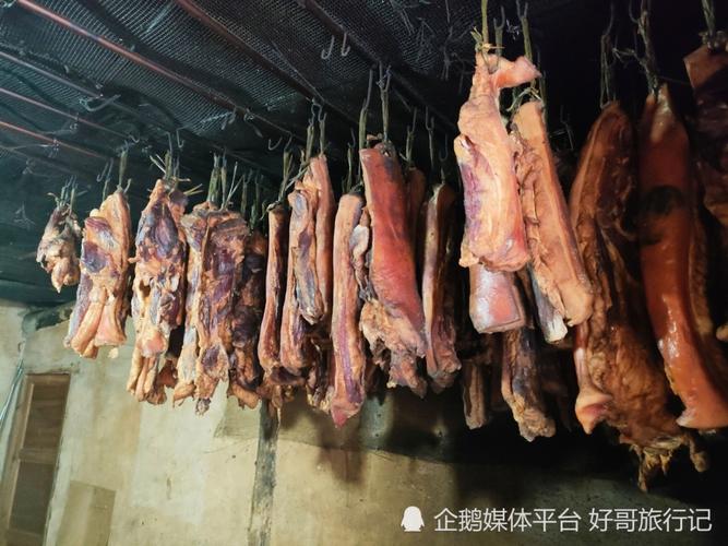 南漳荆山漫云古村农户房梁晾晒的南漳腊肉
