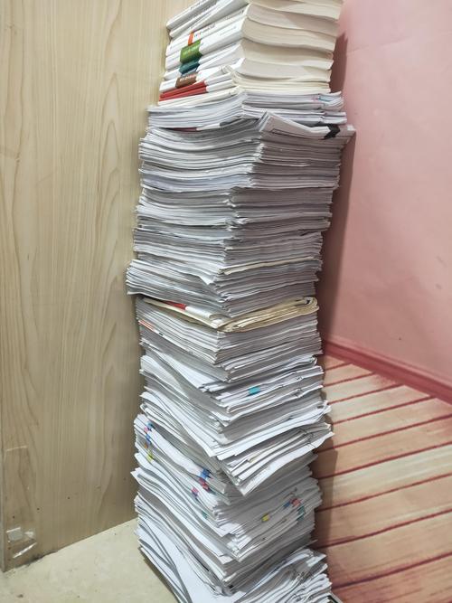 学生书桌堆满未拆封教辅资料实拍