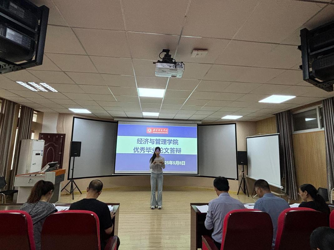 高中生进行跨学科课题答辩场景