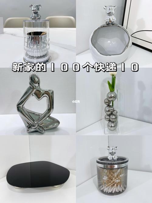 玄关浅灰色陶瓷托盘上放着两把刚进门的湿长柄伞