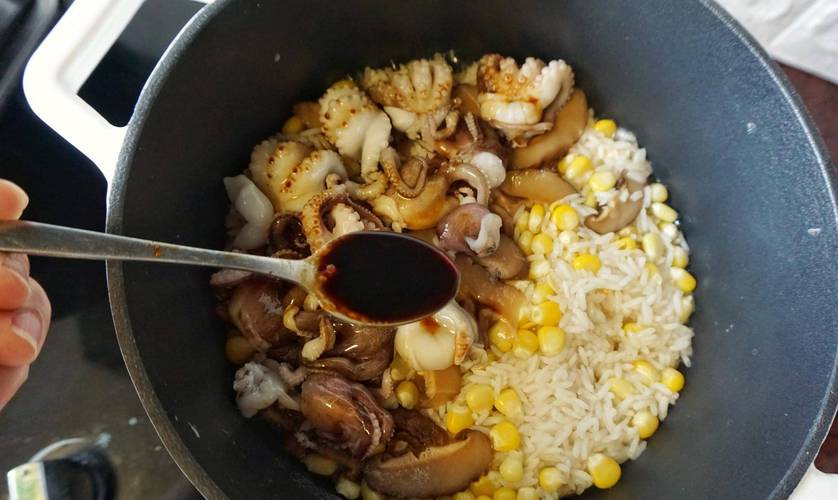 青海湖牧民帐篷内煮牦牛肉干香菇的铁锅特写