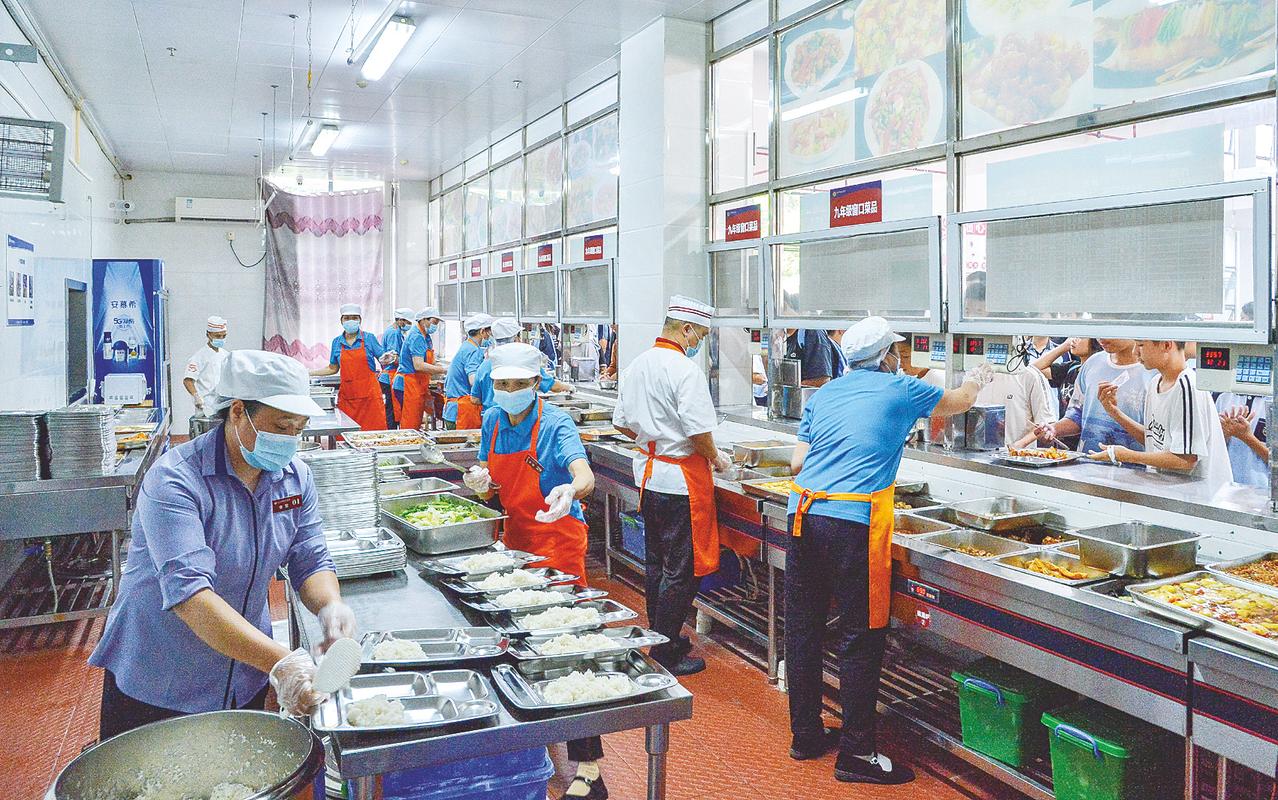 学校食堂营养午餐分餐现场